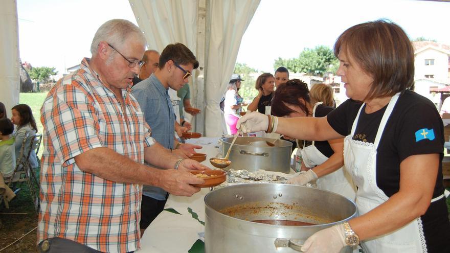 La gran fabada promete en Leceñes, que celebra Santa Apolonia con actividades hasta el jueves