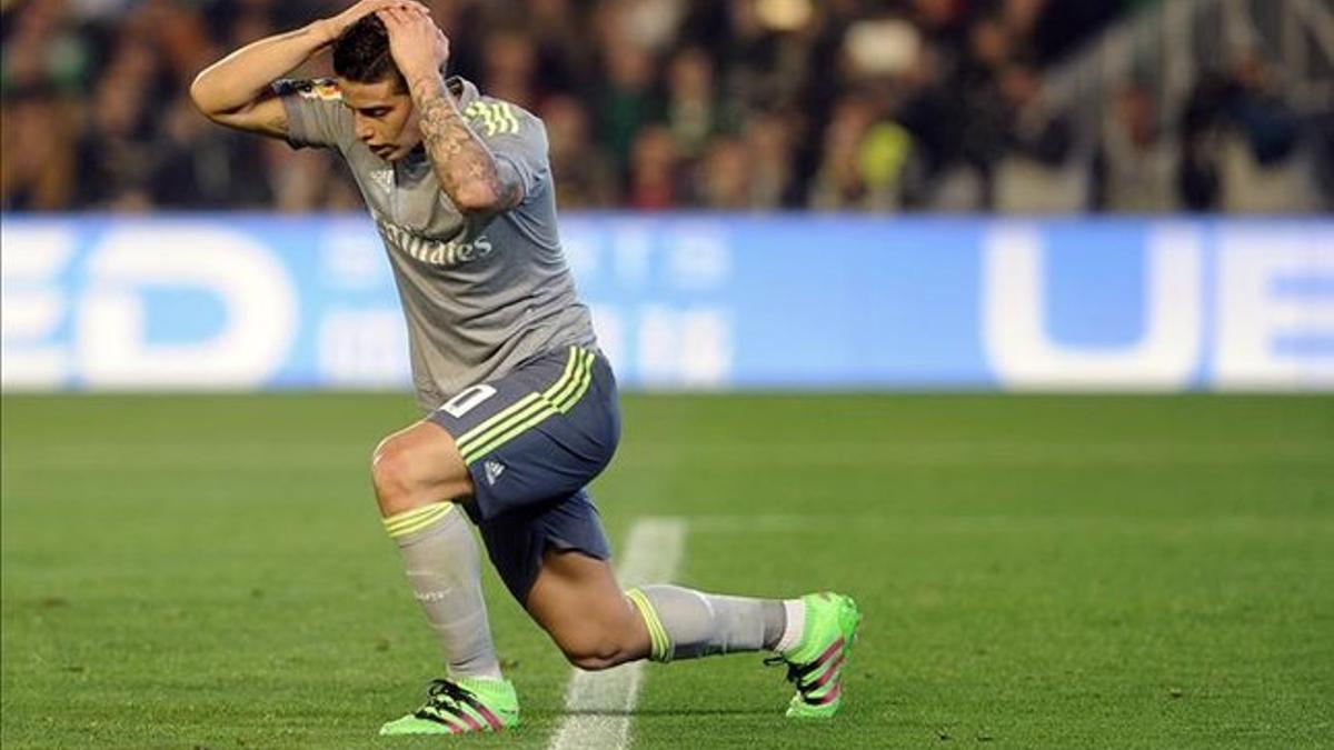 James se lamenta tras una acción del partido ante el Betis