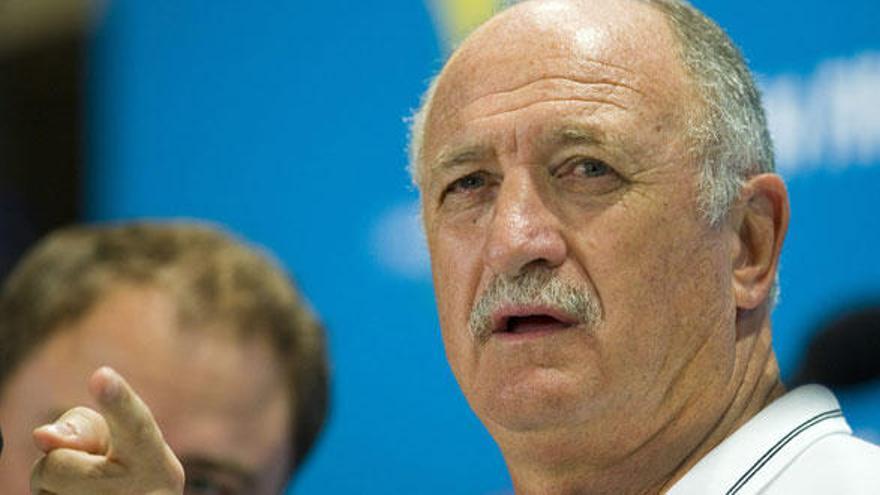 Scolari: &quot;Neymar no juega para ser mejor que Messi&quot;