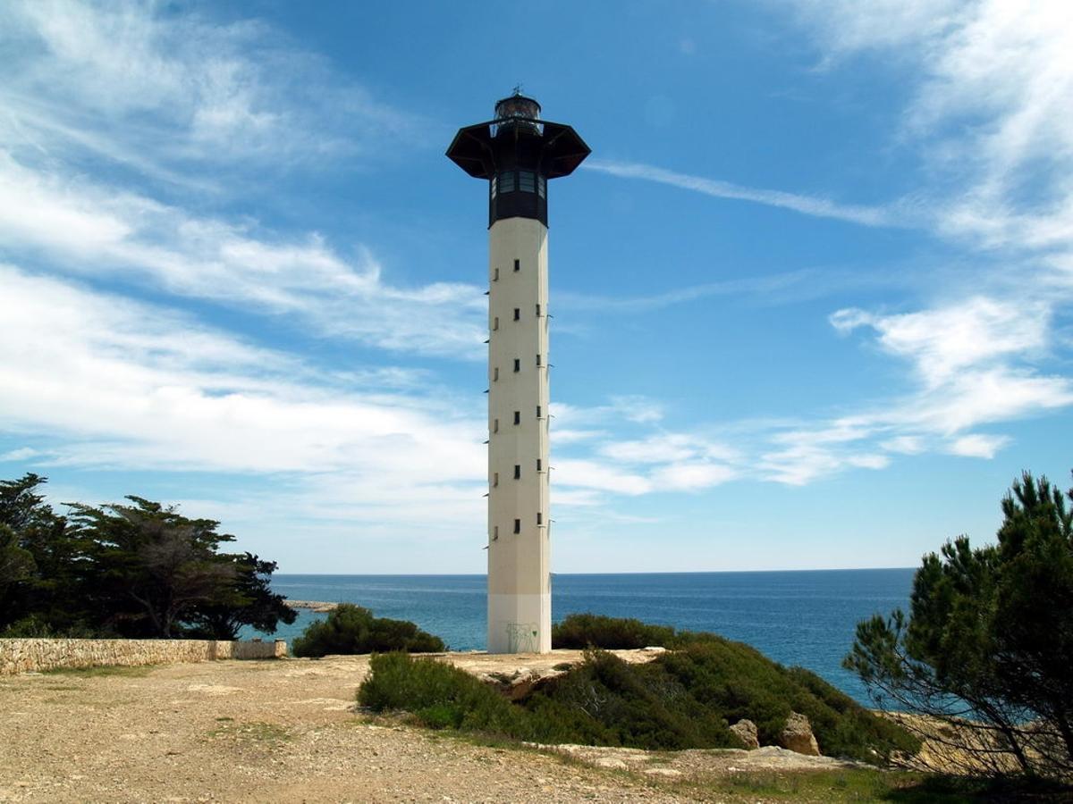 El faro de Torredembarra (Tarragonès), el más alto de Catalunya y que ahora forma parte de una ruta europea de faros.
