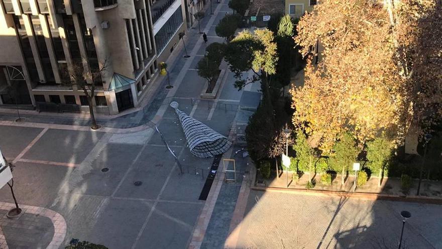 El árbol de Navidad de Yecla, ubicado en el Parque de la Constitución, amaneció ayer tirado en plena calle.