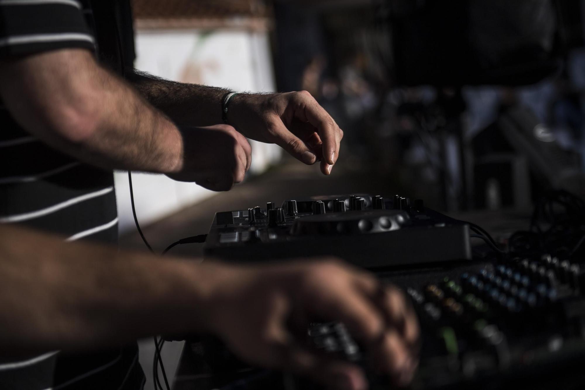 GALERÍA | El 'Príncipe' de Cáceres disfruta de los mejores DJs extremeños