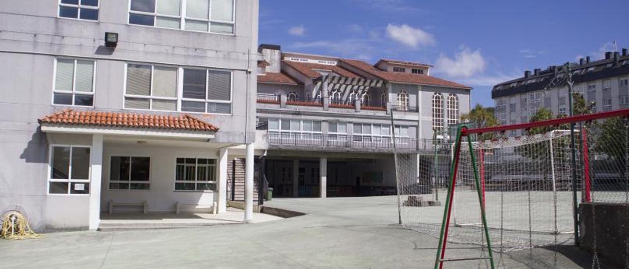 Vista panorámica del patio del Colegio Scientia Lalín en la calle Penatoares.