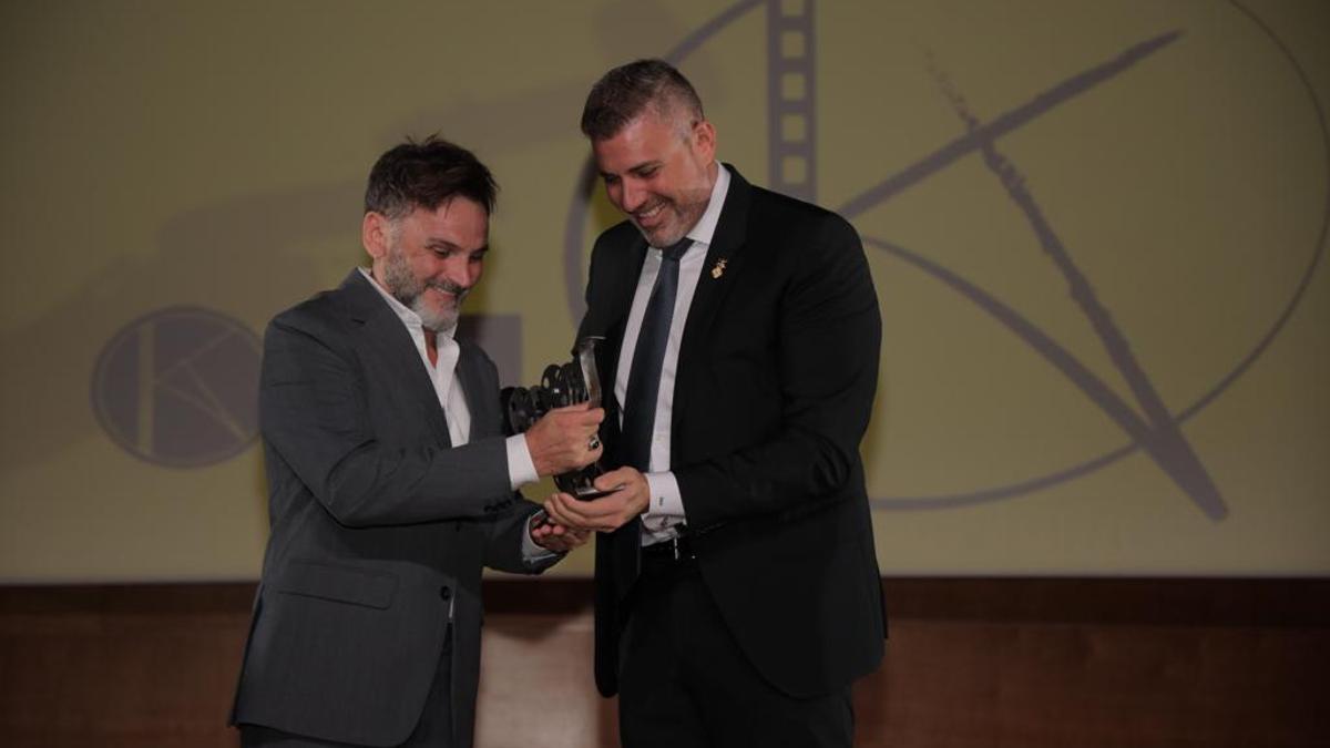 El alcalde entrega el galardón al actor Fernando Tejero.