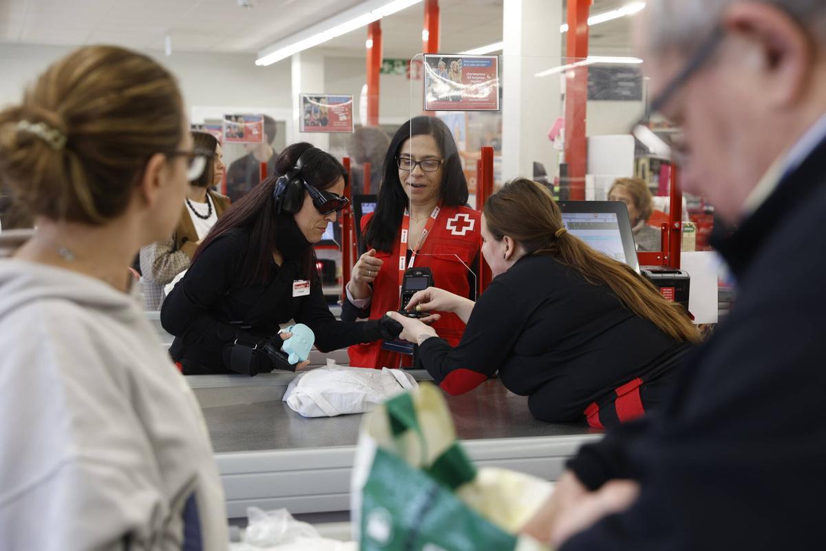 Avilés. Supermercado Eroski (avda Lugo). Actividad de Cruz Roja de sensibilización para la inclusión de personas mayores.