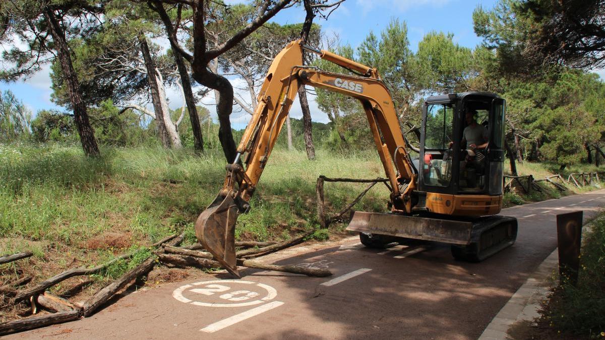 Comencen a canviar les tanques de fusta del passeig d&#039;Empúries