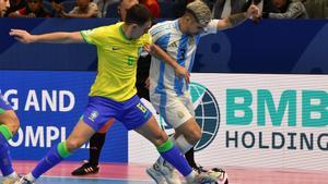 Acción de la final entre Brasil y Argentina
