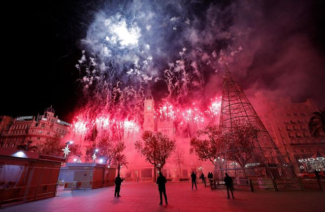 Castillo de fuegos artificiales en la Plaza del Ayuntamiento de València