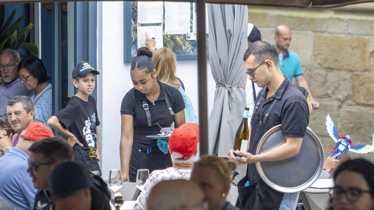 Camareros atienden una terraza en Santiago