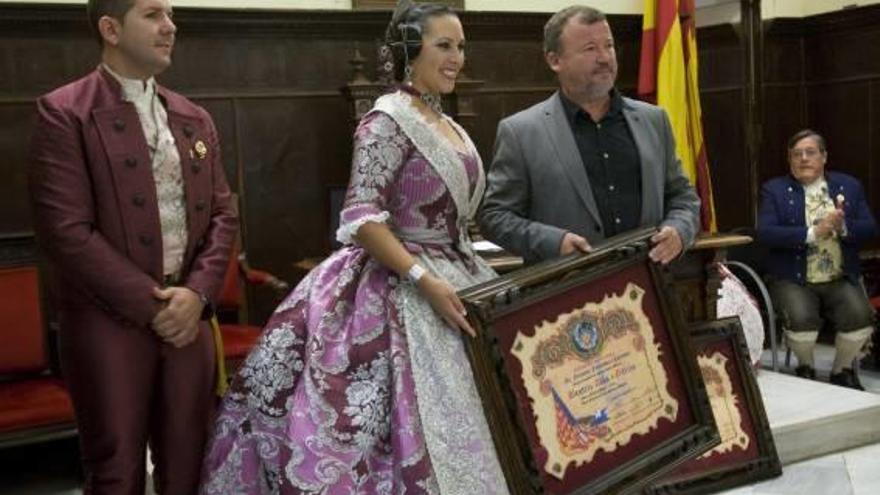 colorido en el salón de plenos de Sagunt Las falleras mayores de la comarca y sus cortes, con el alcalde Beatriz Alós, con su cuadro acreditativo, entre Docón y Fernández.La fallera mayor infantil de 2016 es felicitada por la de 2015 Las integrantes de la corte, durante el acto, ante un salón lleno. Bea y María, a su llegada.Las nuevas «reinas» de la fiesta. f d. tortajada