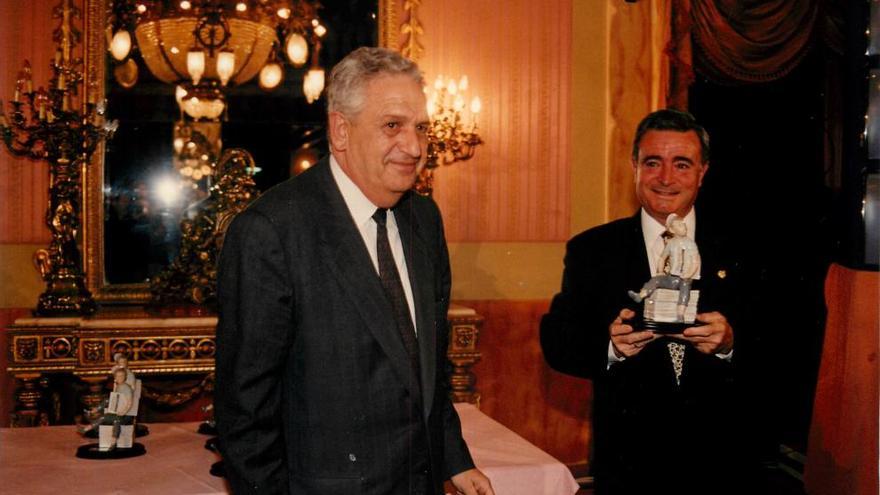 Antonio Pérez recoge el premio