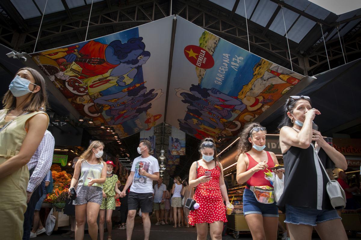 El Mercado de la Boqueria éste agosto aún a medio gas, con turistas y gente del barrio