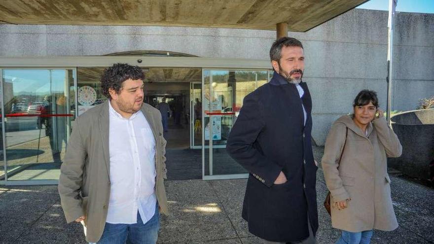 Julio Torrado, con el alcalde de Vilagarcía y la teniene de alcalde en el Hospital do Salnés. // Iñaki Abella