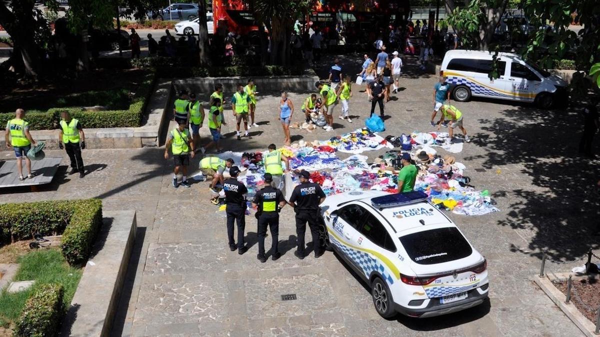 Agentes de la Policía Local, a vista de dron, durante el operativo de este miércoles contra la venta ambulante ilegal en palma.