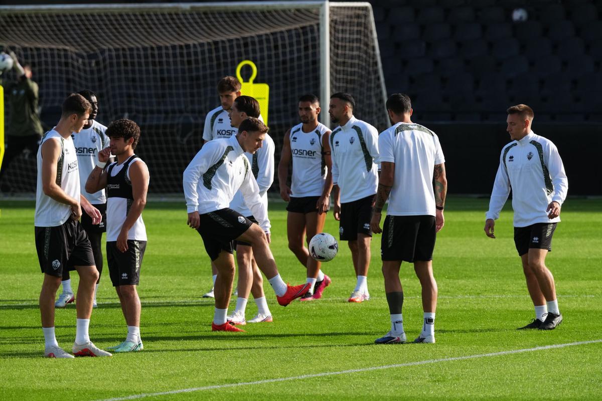Galería | El CD Castellón entrena en el SkyFi Castalia antes de recibir al Sporting