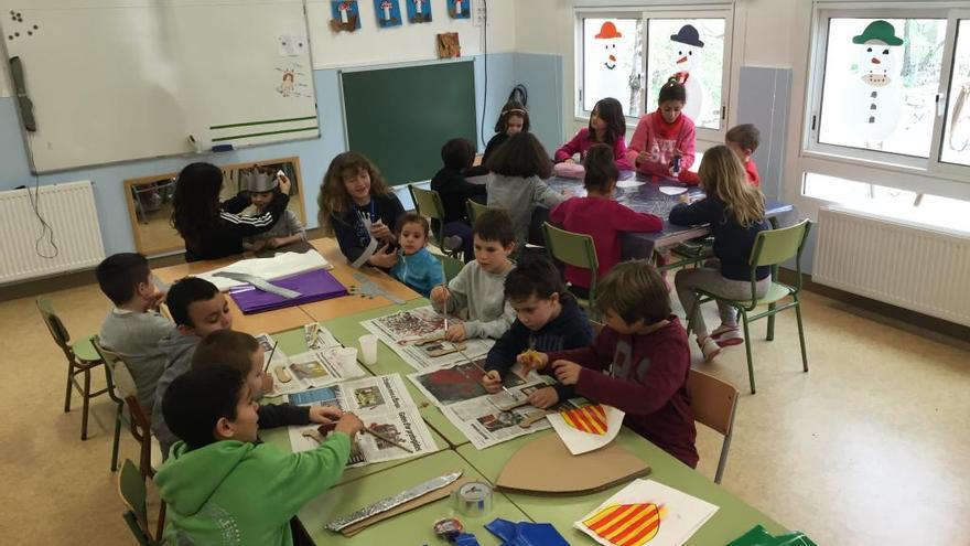 Una aula de l&#039;escola de Colera amb alumnes de diferents edats.