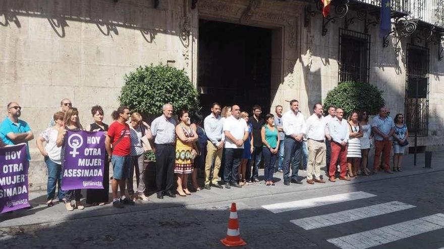 Concentración a las puertas del Ayuntamiento de Orihuela (Alicante) en repulsa por el crimen machista.