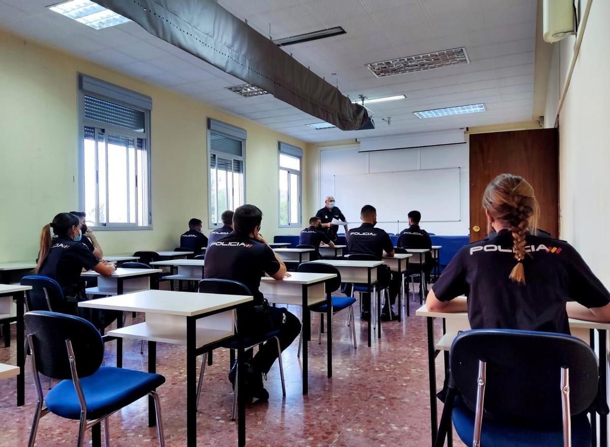 Agentes recibiendo su formación