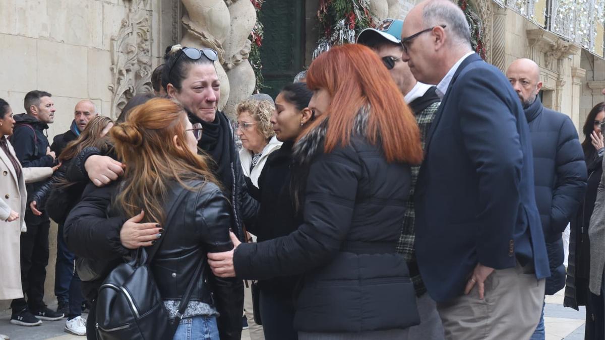 La Policía apaga la megafonía del Belén gigante de Alicante tras sonar durante el acto de luto por el asesinato machista