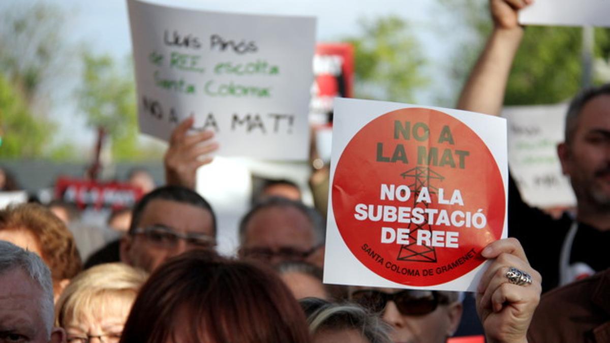 Manifestación con carteles contra la MAT en Santa Coloma de Gramenet, el 2014.