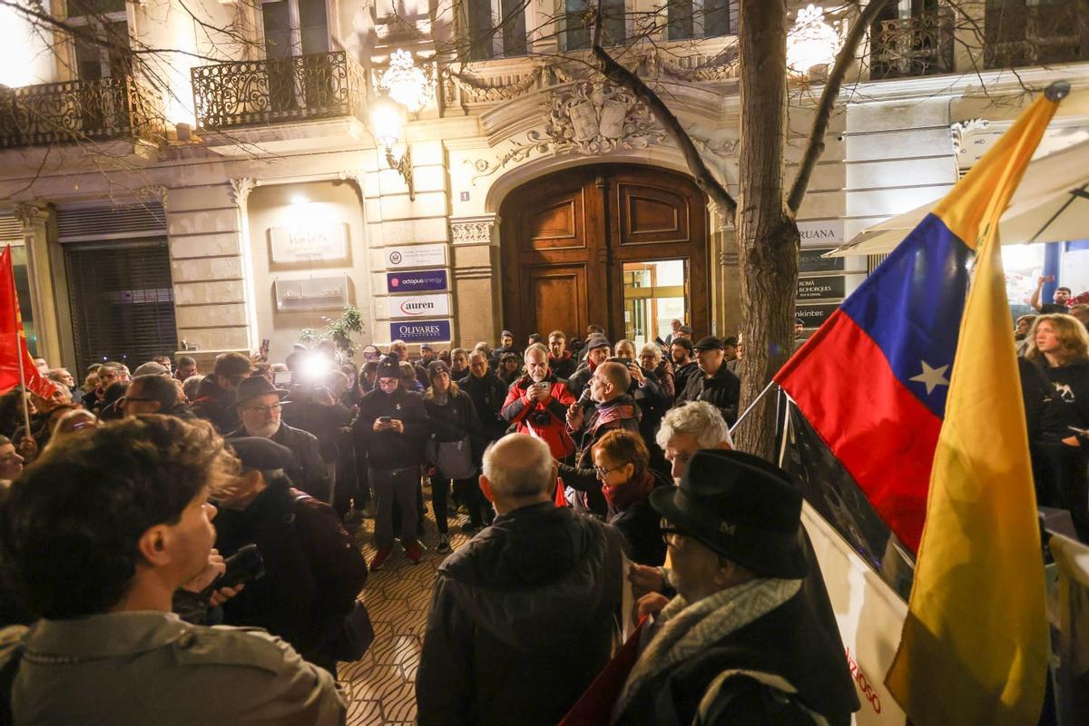 Así ha sido la concentración en el consulado de USA en València tras la captura de Nicolás Maduro