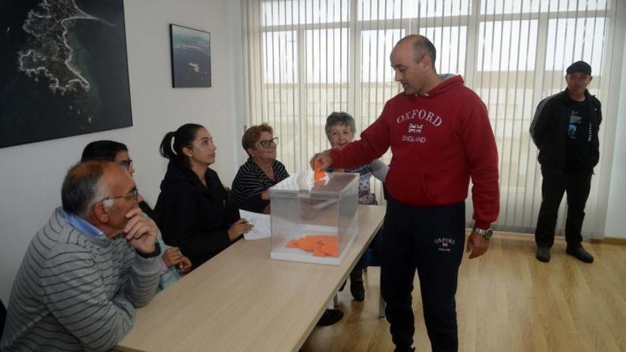 Votaciones en una de las cofradías arousanas en 2018.   | // NOÉ PARGA