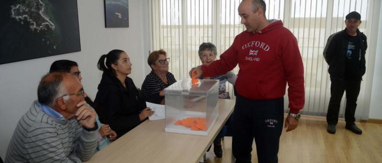 Votaciones en una de las cofradías arousanas en 2018.