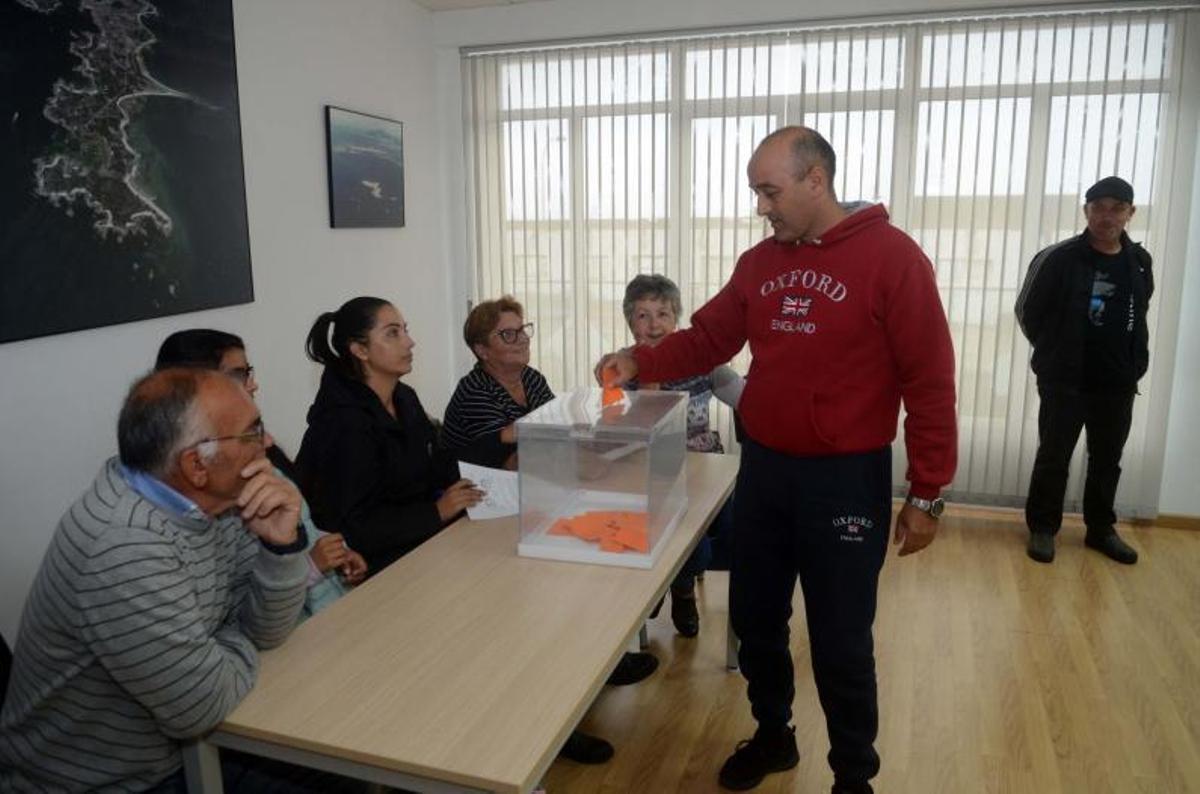 Votaciones en una de las cofradías arousanas en 2018.   | // NOÉ PARGA