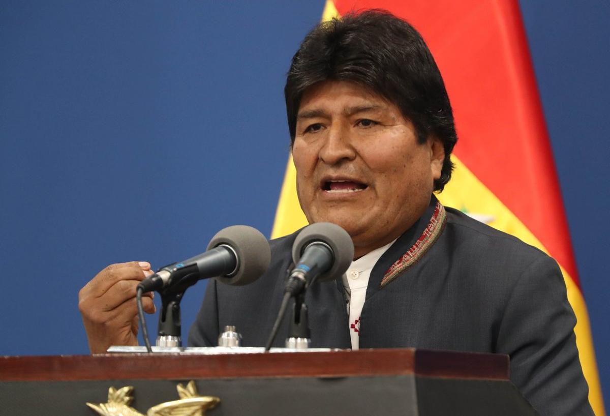 AME8538. LA PAZ (BOLIVIA), 31/10/2019.- El presidente de Bolivia, Evo Morales, habla este jueves durante una comparecencia en La Paz (Bolivia). Morales instó este jueves a sus seguidores y a la oposición a que cese la violencia, para calmar la tensión en el país en espera de que la OEA investigue las denuncias de fraude electoral. Evo Morales reclamó en una comparecencia en La Paz que para empezar a pacificar Bolivia es necesario que sus afines levanten los bloqueos y los opositores cesen los paros de protesta. EFE/Martín Alipaz