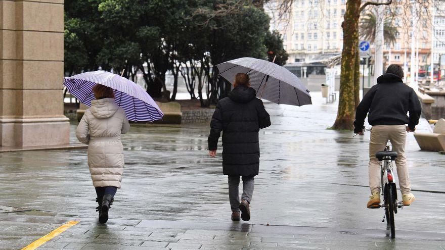 Gente con paraguas en A Coruña.