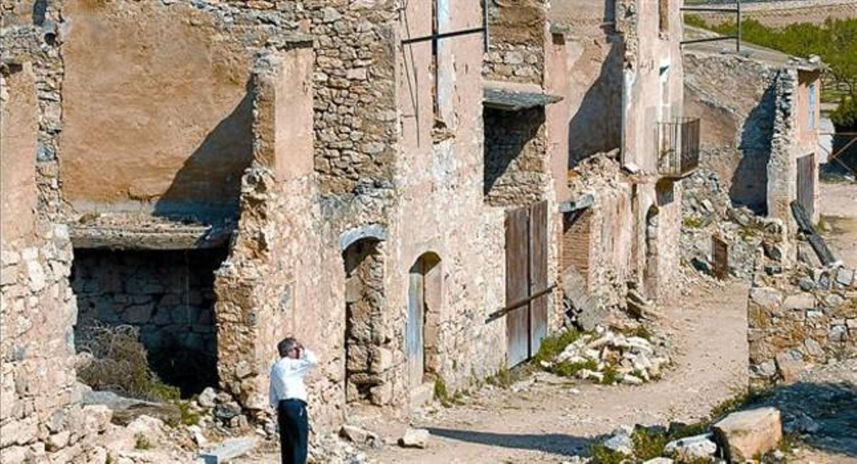 Efectes dels bombardejos de la guerra civil a Corbera d’Ebre, en una imatge de l’abril del 2007. Efectes dels bombardejos de la guerra civil a Corbera d’Ebre, en una imatge de l’abril del 2007.