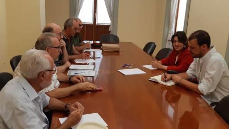 Un instante de la reunión de ayer en la Casa de las Brujas.