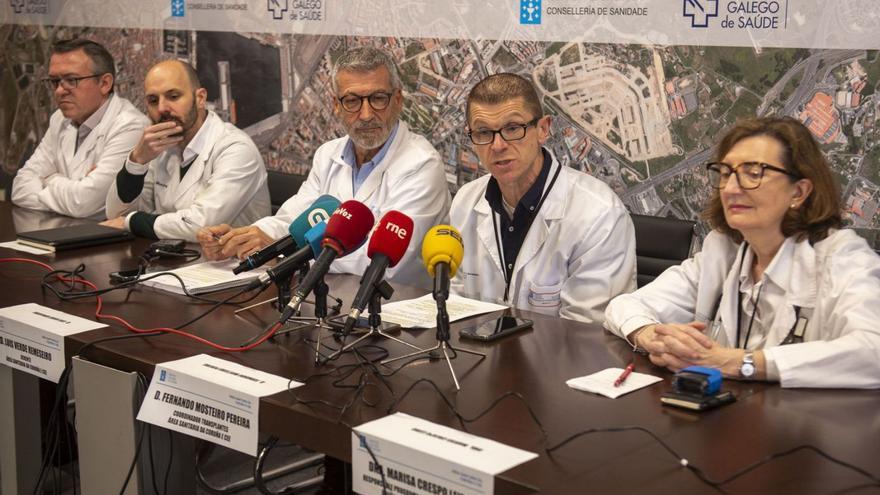 De izquierda a derecha, José Cuenca, jefe de Cirugía cardíaca; Pedro J. Marcos, director Asistencial; Luis Verde, gerente del área sanitaria; Fernando Mosteiro, coordinador de Trasplantes; y Marisa Crespo, jefa de la Unidad de Insuficiencia cardíaca y Trasplante cardíaco, ayer, en el Hospital Universitario de A Coruña (Chuac). |  // CASTELEIRO/ROLLER AGENCIA