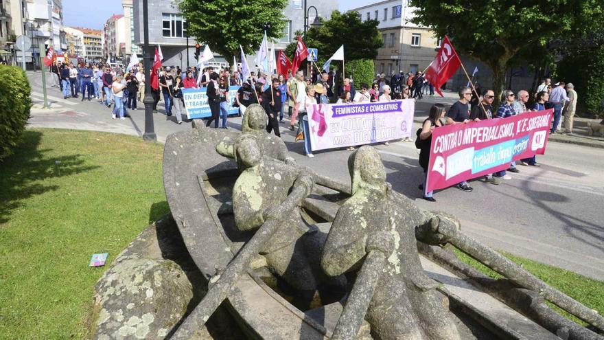 La CIG moviliza a más de 200 personas por las calles de Cangas para gritar contra Trump y el alza de los precios