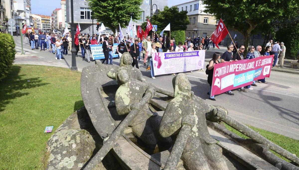 Los manifestantes, a la salida de la Praza do Concello para recorrer el centro de Cangas. | GONZALO NÚÑEZ