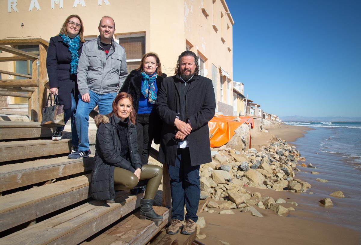 Visita a la zona de la playa Babilionia donde la playa está en regresión y los temporales afectan a las viviendas a las que Costas no quiere prorrogar la concesión