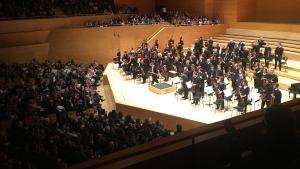 La Orquesta de París, dirigida por Daniel Harding, al final del concierto en el Auditori. 