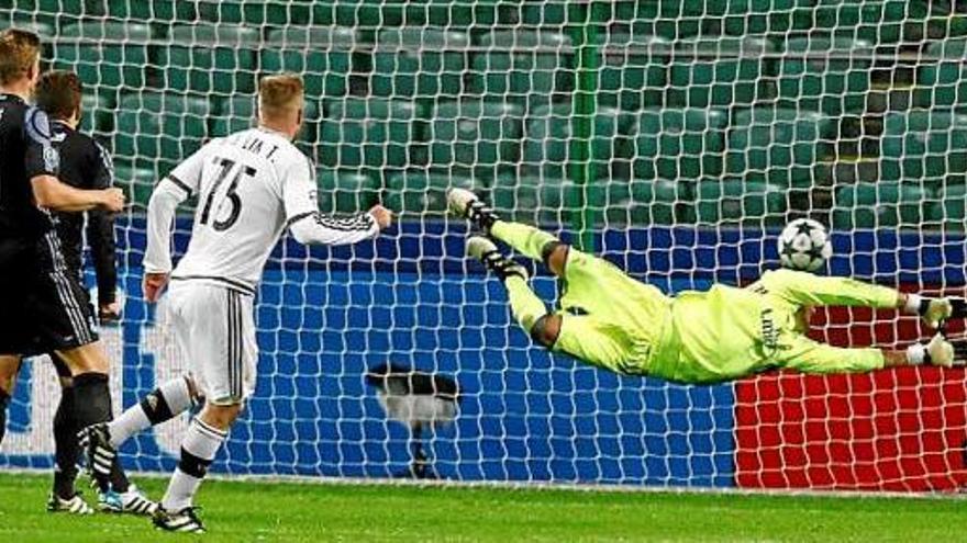 El francès Moulin supera Navas d&#039;un fort xut i anota el momentani 3-2