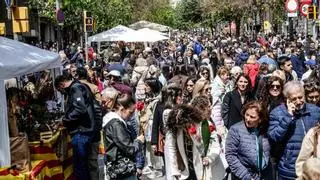 Grandes aglomeraciones en el centro de BCN durante la (aún soleada) mañana de Sant Jordi