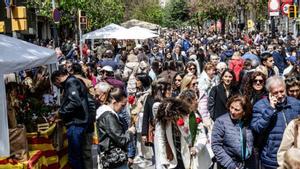 La Rambla de Catalunya, abarrotada, durante la Diada de Sant Jordi