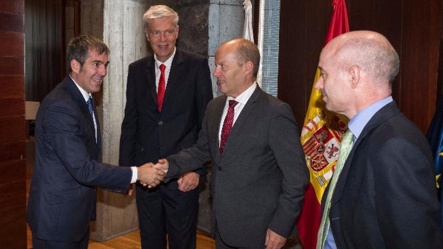 El presidente canario, Fernando Clavijo, saluda a la delegación de Dinamarca.