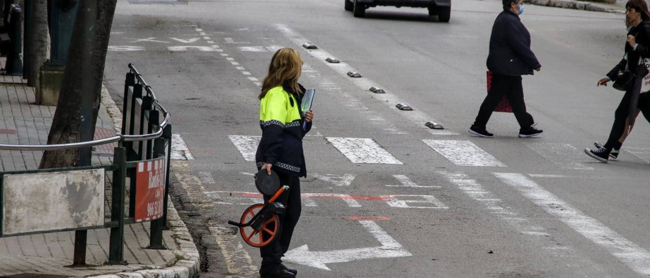 Una agente de la Policía Local en el lugar donde se ha producido el atropello en Alcoy este martes.