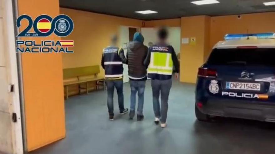 Traslado de uno de los detenidos en Alicante.