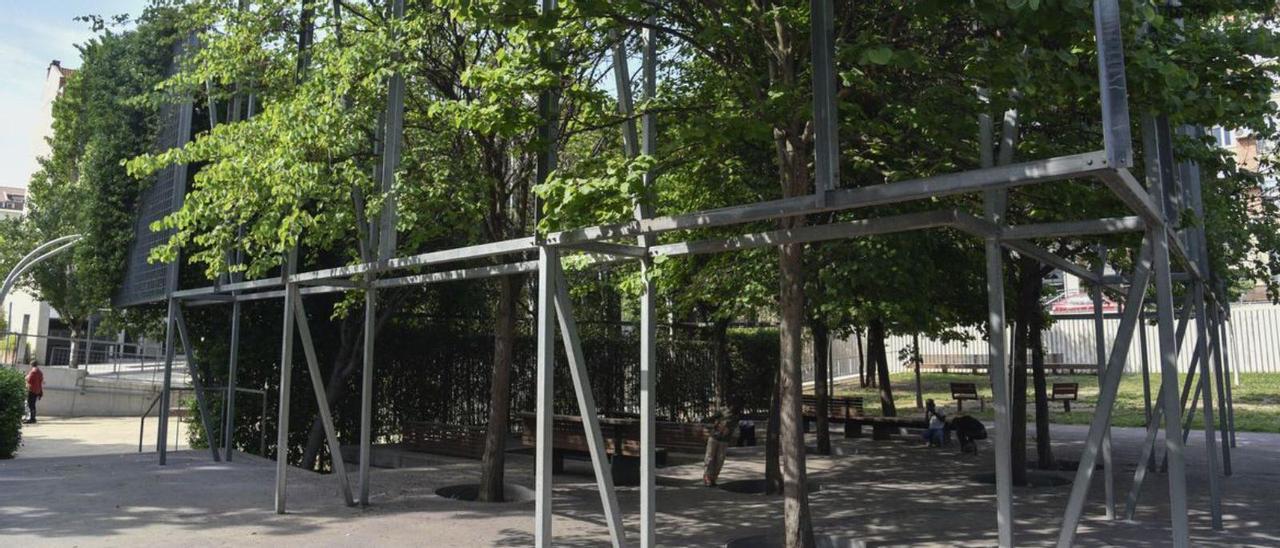Les estructures metàl·liques envaïdes d’arbres, al parc | ALEX GUERRERO