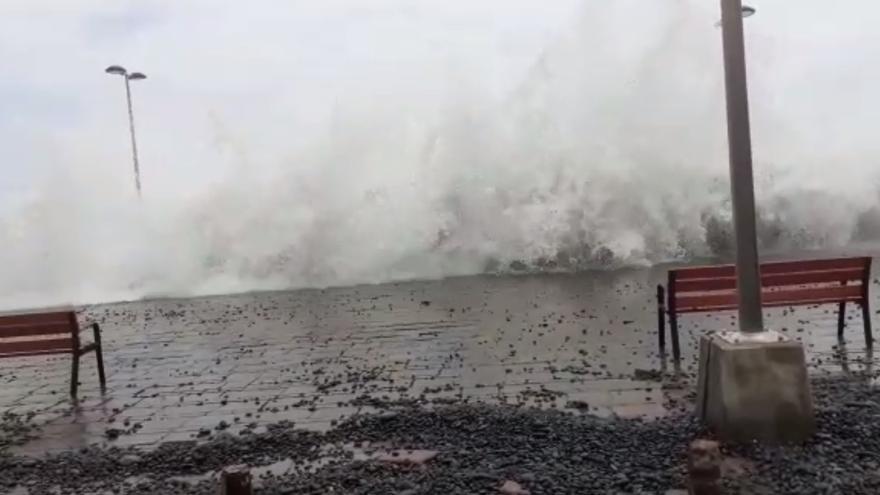 Fuerte oleaje en el barrio marinero de San Cristóbal