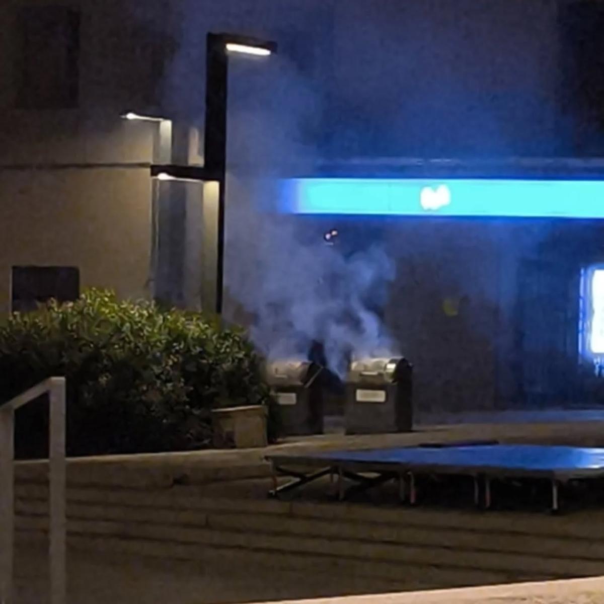 Dos contenidors començant a cremar al centre d'Olot durant la nit de divendres a dissabte.