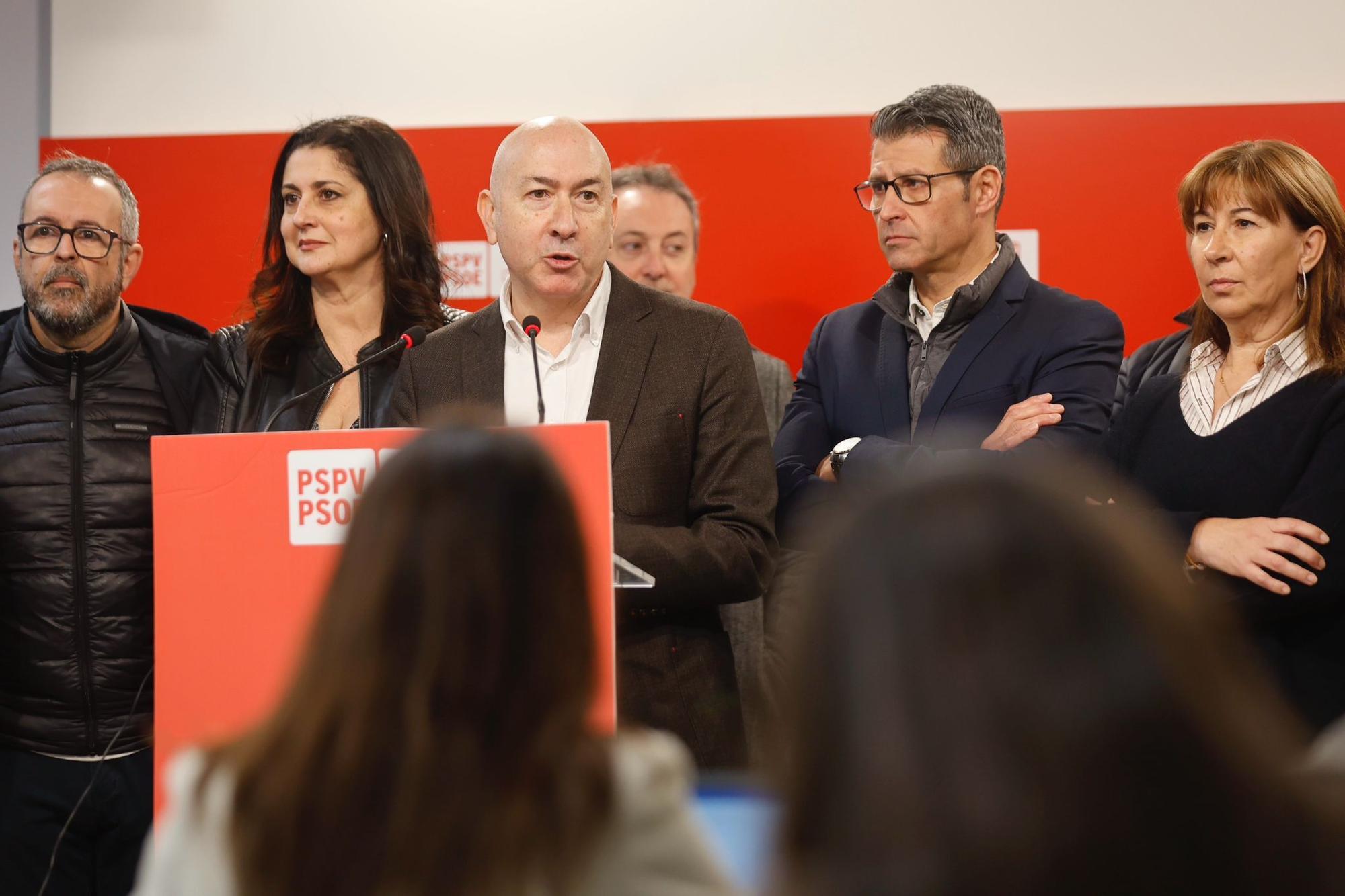 Alejandro Soler entrega la documentación para presentar su precandidatura a las primarias del PSPV-PSOE