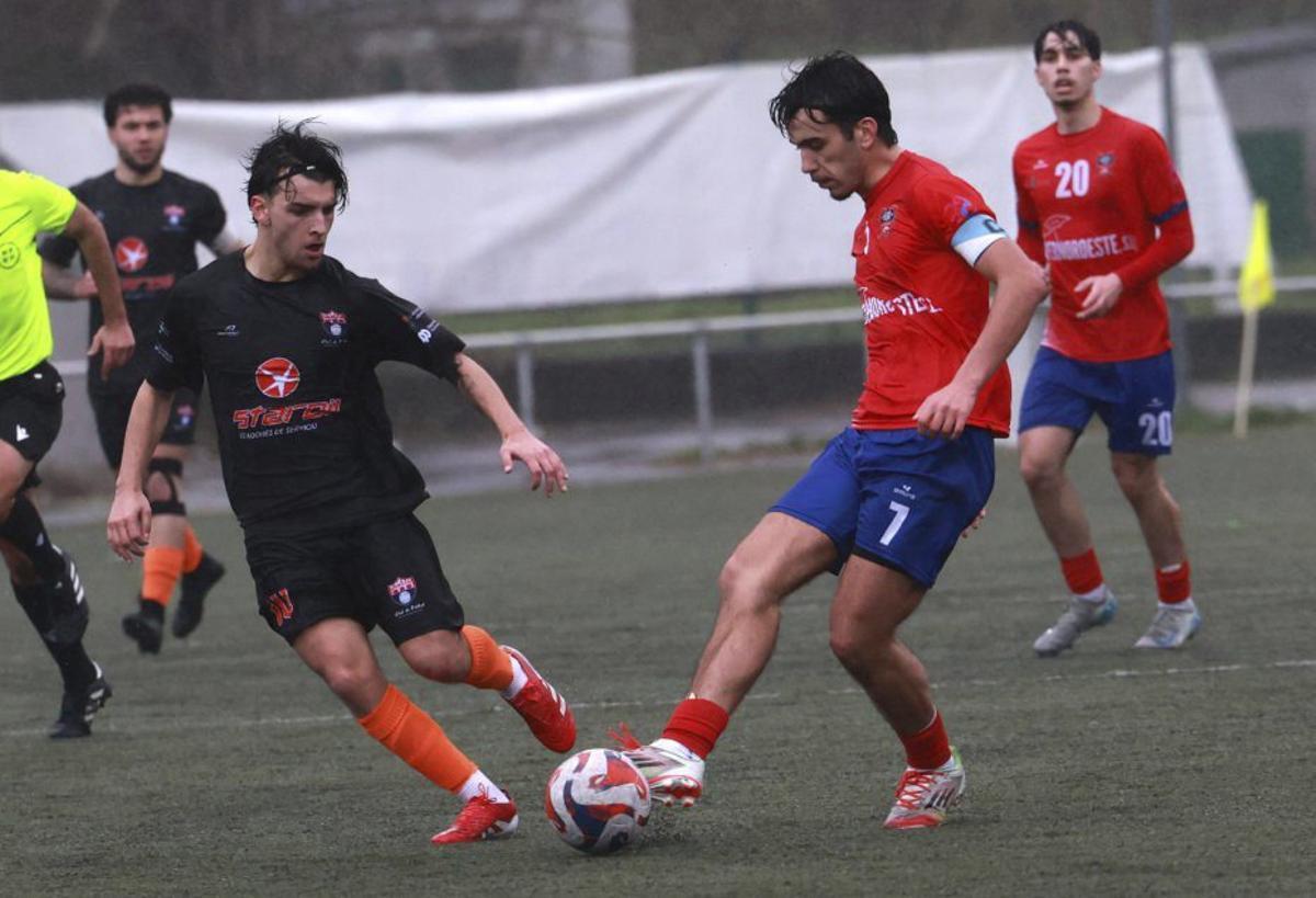 Graña, del Choco, pasa el balón ante Ares. | JOSÉ LORES