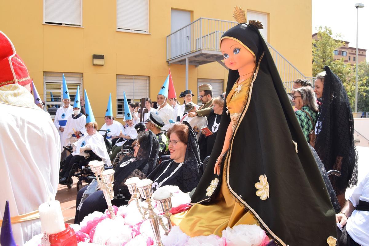 Procesión de los usuarios de la unidad de día de Fepamic, durante su visita al centro vecino de Acpacys.