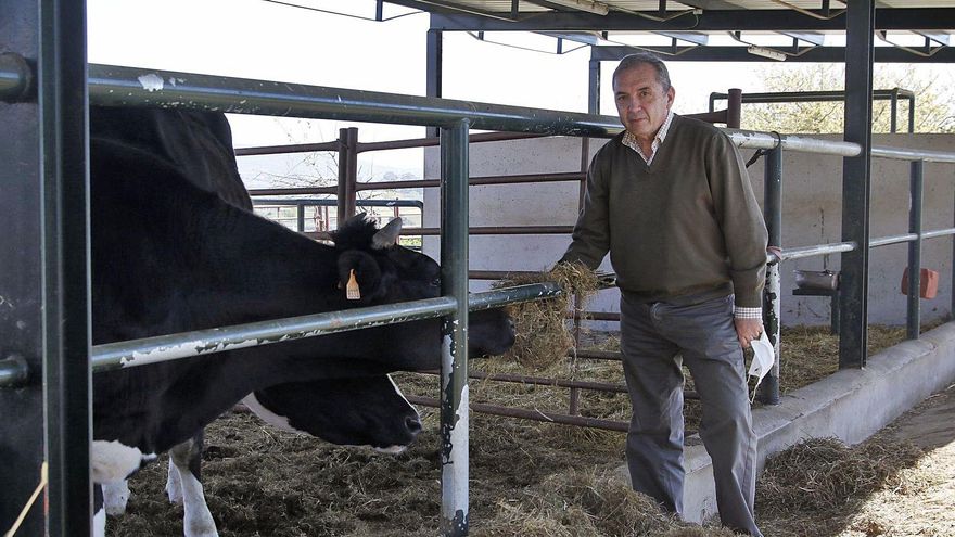 El director de la granja, Valeriano Domenech, en las instalaciones universitarias en Rabanales